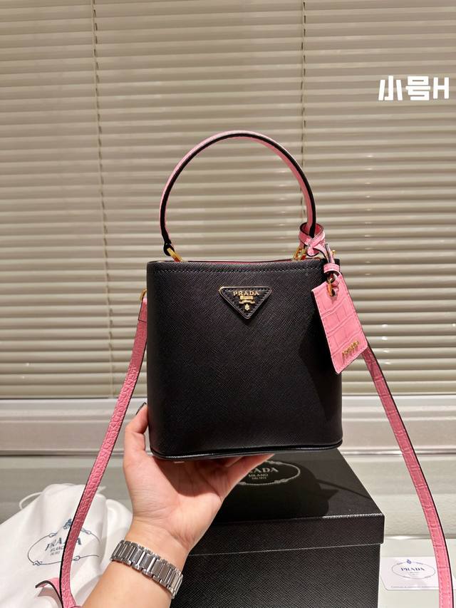 New Bag Prada 水桶包 密封礼盒包装 可以手拎也可以斜挎 太好看啦 双隔层 大牌范十足 个人觉得比lv的水桶包要好看的多 蛮能装的 尺寸22 23C - 点击图像关闭