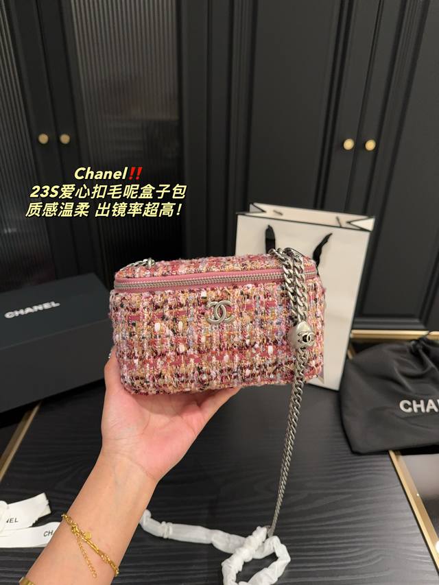 大号 折叠盒尺寸17 10 香奈儿chanel 23S爱心扣毛呢盒子包 爱心点缀还可以调节长短 四季随性百搭 质感更温柔 出镜率超高 Chanel 搭配休闲风的 - 点击图像关闭