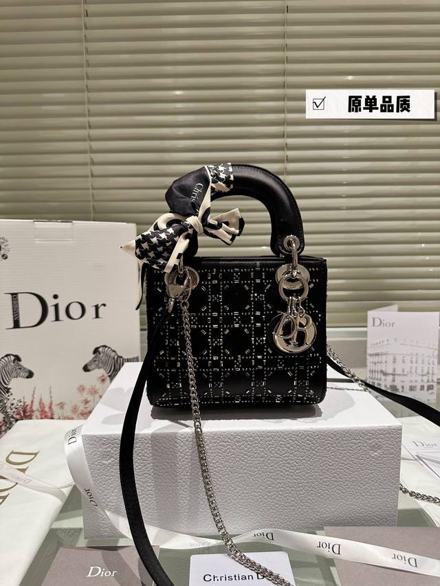 高版本折叠盒 飞机盒 Lady Dior3格真丝烫钻 高版本 D家戴妃闪闪发亮的钻石菱格 非正常的丝绸材质 有创意又不过分夸张 不会给人用力过猛的感觉 而且真丝