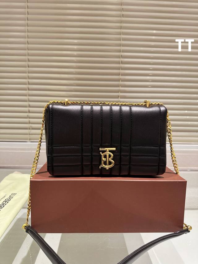 Burberry Lola- 绗缝皮革小号萝纳包 巴宝莉柔软立挺的绗缝时装秀款 Lola-萝纳包 选用意大利 鞣制皮革材质匠心打造 搭配精美的亮泽链条背带 点缀