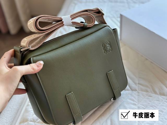 牛皮版本 Loewe 罗 意威 男包新款 Military 宽肩带印花翻盖邮差包单肩 斜挎包 品 包包容量很大 配上字母肩带 上身超级好看 容量大牛皮峦荔枝纹的