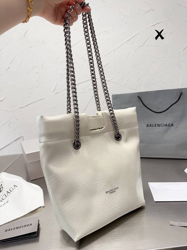 礼盒 Balenciaga 可以背的 垃圾袋 全新新款包型crushtote包包采用亮面褶皱小牛皮模拟塑料袋的质感 正面logo搭配抽绳皮带束口甜酷大容量水桶包