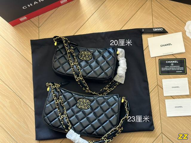 全套包装 Chanel 23K 本季度最值得买的hobo腋下包 Chanel 本季度最值得买的包款 注定是个爆款复古褶皱牛皮皮质 搭配上经典大气的皮穿链双c很有