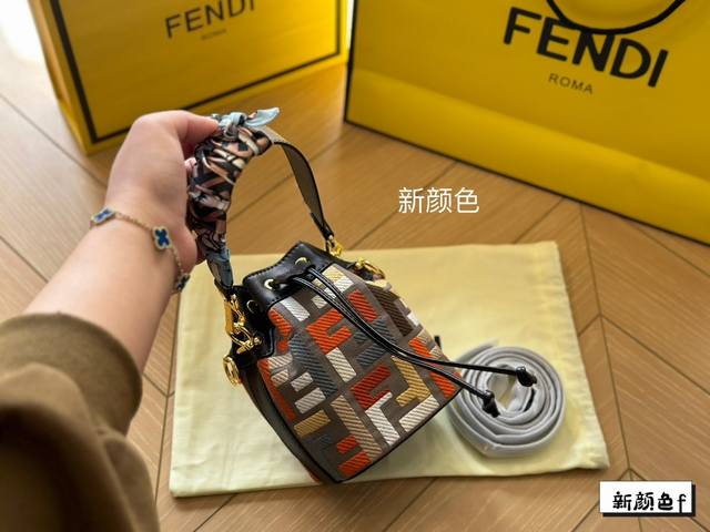 折叠盒 Fendi Mon Tresor小号水桶手袋 2022年米兰时装周街拍中 潮人们背的最多的包包大概就是fendi芬迪的这款水桶包了 配有抽绳和fend金