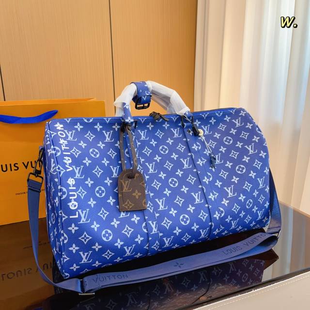 Lv 路易威登联名款keepall50斜跨包旅行包 一只帅气能装的旅行袋 时尚爆发款火热来袭 经典设计大气可观男女通用款 包包采用原版皮质 超级厚实 耐磨 耐用