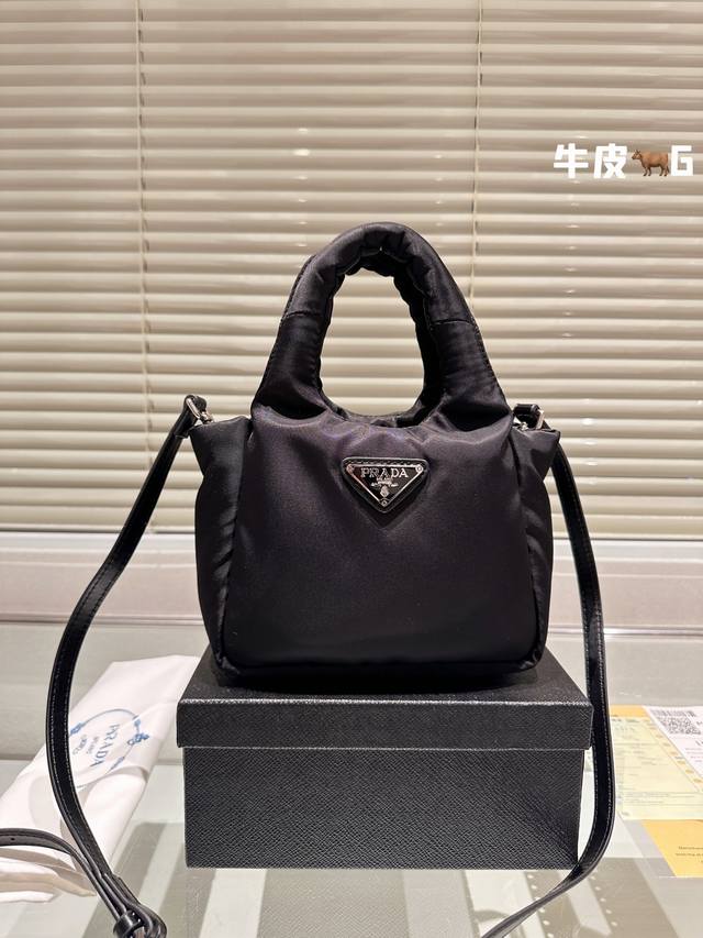 尼龙 礼盒包装 Prada 新品 Mini Tote 菜篮子包 小网红包 Prada永恒经典 真正原版复刻 轻便时尚 潮人必备 普拉达由玛丽奥 普拉达于1913 - 点击图像关闭