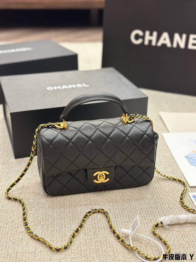 牛皮版本 Chanel 22B金属手柄minicf 新款金属手柄 Cf Mini 真香 金属双c Logo 经典万年 金这季手柄跟以往也不一样了 金属装饰是加分