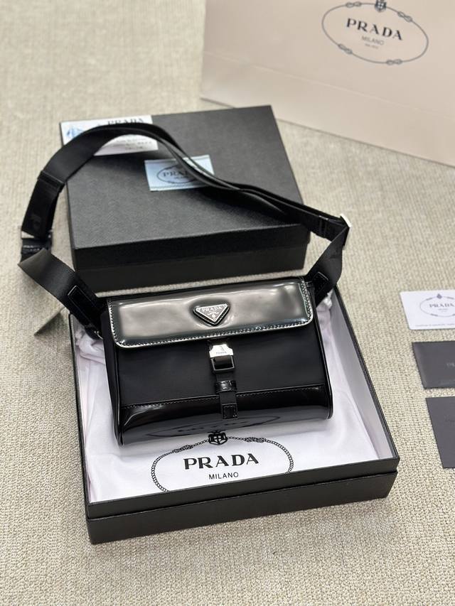 高版本 Size 20Cm Prada Re-Nylon和saffiano 男女手机包 大小正好哦 它真的是穿搭神器 超级不好买的一款 简直是男士的福音 原版尼