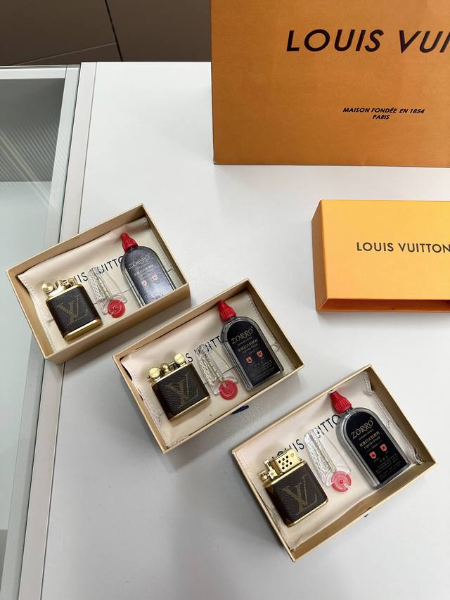 Loui Vuitton 复古黄铜材质打火机 纯铜打造 独家定制版 纯手工打造 手工绣线 可更换火石 可蓄加燃料 高大上的象征 独具男士魅力 送男友 送男闺蜜