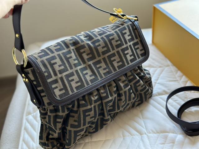 牛皮 F家中古托特包 Fendi 新品 牛皮 这个款式是中古款 很软很有型 尺寸 35 23Cm 配折叠礼盒