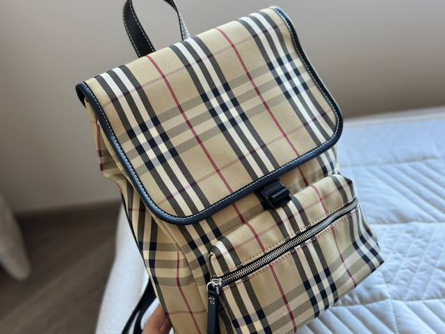 无盒 轻便又容量 Size 25*35Cm Bur双肩包 这款背包以标志性burberry Trench风衣的独创面料作为灵感来源 采用与棉质嘎巴甸同为密织结构