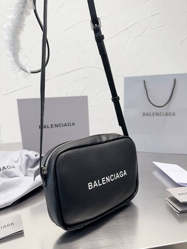 上新b家新品 独家实拍 巴黎世家balenciag*最新走秀款相机包出货啦专柜限量上市 娱乐周刊主推款 超正点黑白2色搭配手袋 原版里布 高端时尚 潮爆全球潮范 - 点击图像关闭