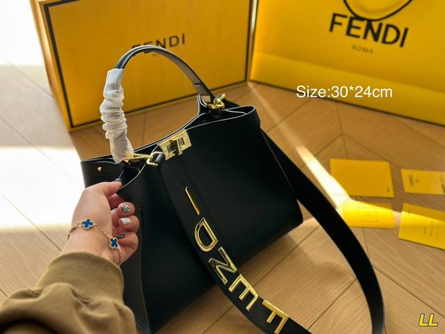 配折叠盒 尺寸 30*24Cm Fendi 芬迪 Peekaboo 系列 躲猫猫 22Ss款软皮系列 两个隔层均以经典peekaboo转锁开合 硬隔板并设有一个