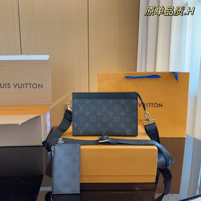 配飞机折叠礼盒 Lv 23新款 系列 Pochette Trio男包三合一大包 零钱包 和1条肩带组成 各个部分都可以拆解 随意组合搭配 肩带可调节 可单肩 斜