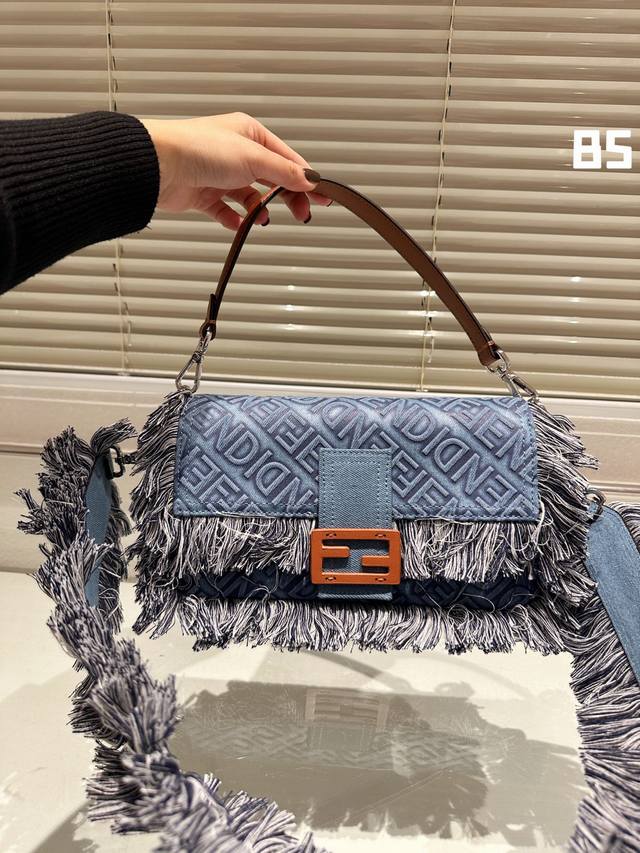 折叠盒 Fendi Baguette法棍包中号第一眼就觉得砸中了我 加上中号有一根较长的肩带 非常实用 中号的装两个手机 钱包 钥匙 墨镜 口红 粉饼都毫无压力