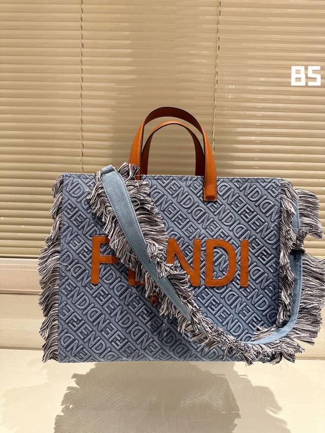 Fendi 联名牛仔 托特包 单肩 斜跨都不是问题 有种慵慵懒懒的街头风 超级好用 尺寸 40 35 Cm