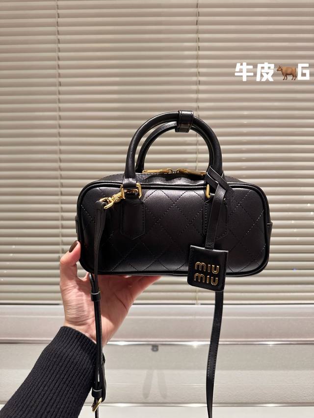 进口头层牛皮 Miumiu限定款相机包 简单又好看 Miumiu而且超级实用 Miumiu新款包包 尺寸23 12Cm