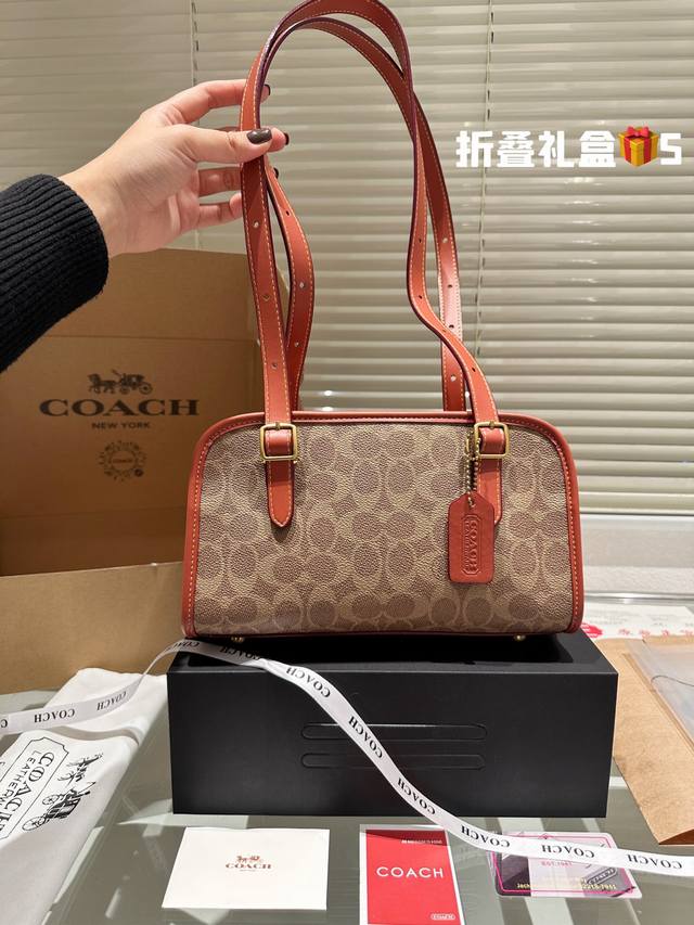 配礼盒 Coach来活啦10月新 Swing Zip Coach新品10月新品 复古潮流风再度来袭 1 肩带可调节长度 足够的腋下肩带 轻松打造腋下包型 2 轻