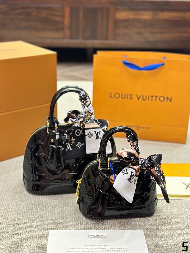 漆皮 Lv Lv Alma 贝壳包 原版高品质 包包这款retiro 手袋以标志性的老花面料制成 经典永恒 优雅低调的外形设计和宽敞的包身更加入了实用性 使用说