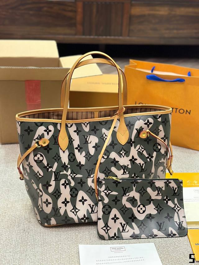 涂鸦 Lv 变色牛皮 L家 Neverfull 中号购物袋 入门级的款式哦 绝对的终身款 此物经典不言而喻 街拍和实用都是非常nb的选择 大家拿到后可以感受下 - 点击图像关闭