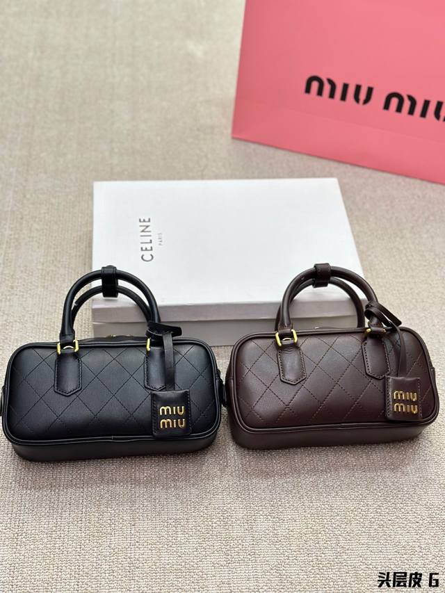 进口头层牛皮 Miumiu限定款相机包 简单又好看 Miumiu而且超级实用 Miumiu新款包包 尺寸23 12Cm