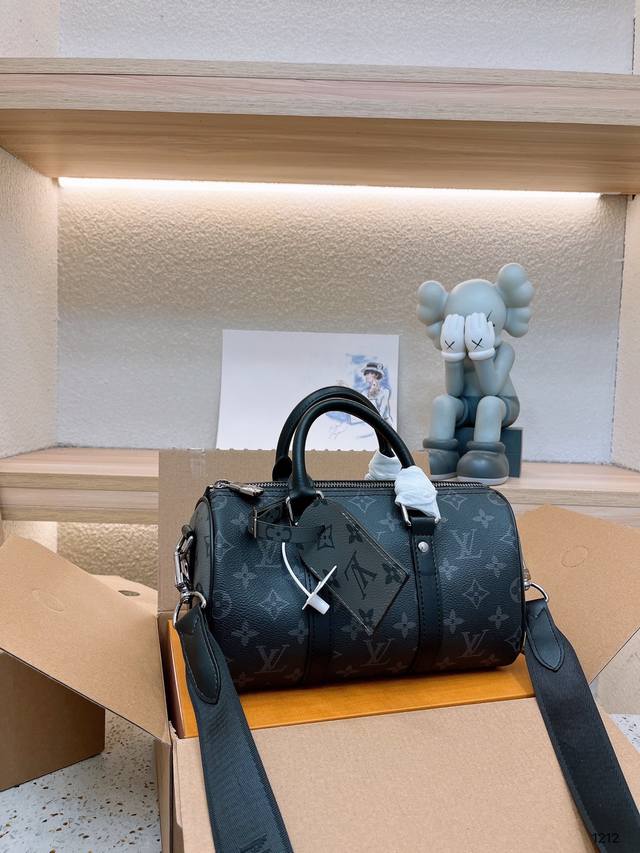 Lv X Nigo Keepall Xs 21 枕头包 手袋是一款理想的都市手袋 标志性的造型与经典的 Monogram 帆布 加之多种携带方式和奢华的天然牛皮