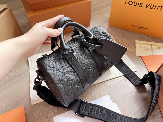 Lv X Nigo Keepall Xs 21 枕头包 手袋是一款理想的都市手袋 标志性的造型与经典的 Monogram 帆布 加之多种携带方式和奢华的天然牛皮