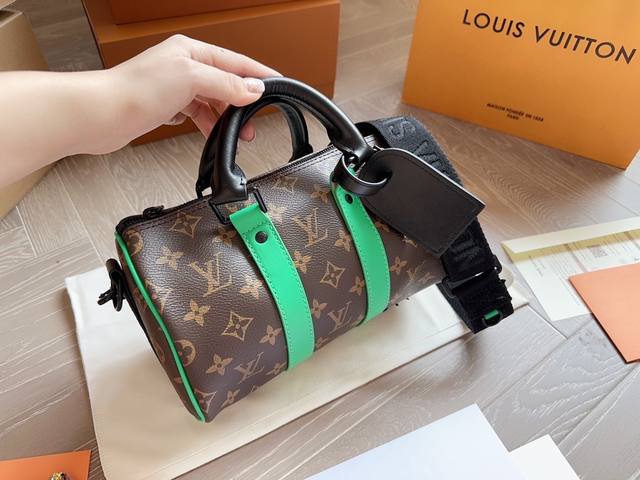 Lv X Nigo Keepall Xs 21 枕头包 手袋是一款理想的都市手袋 标志性的造型与经典的 Monogram 帆布 加之多种携带方式和奢华的天然牛皮