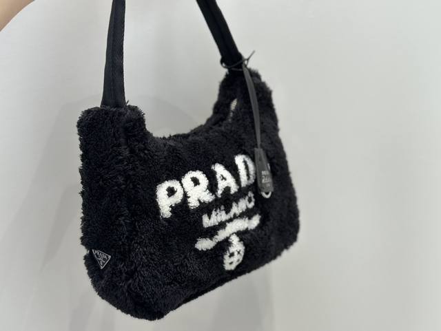 Prada限量款毛毛hobo腋下包 Prada Re-Edition Prada新到粉色毛毛hobo和黄色毛毛hobo包 太难买了专柜断货宋智雅同款可爱也不贵