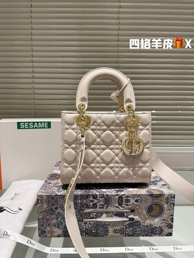 四格 三格 配折叠礼盒飞机盒 尺寸 Size: 20Cm 17Cm 高品版 升级出货 Dior 戴妃羊皮款 更加加分