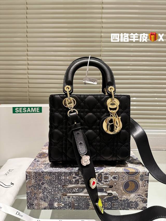 四格 三格 配折叠礼盒飞机盒 尺寸 Size: 20Cm 17Cm 高品版 升级出货 Dior 戴妃羊皮款 更加加分