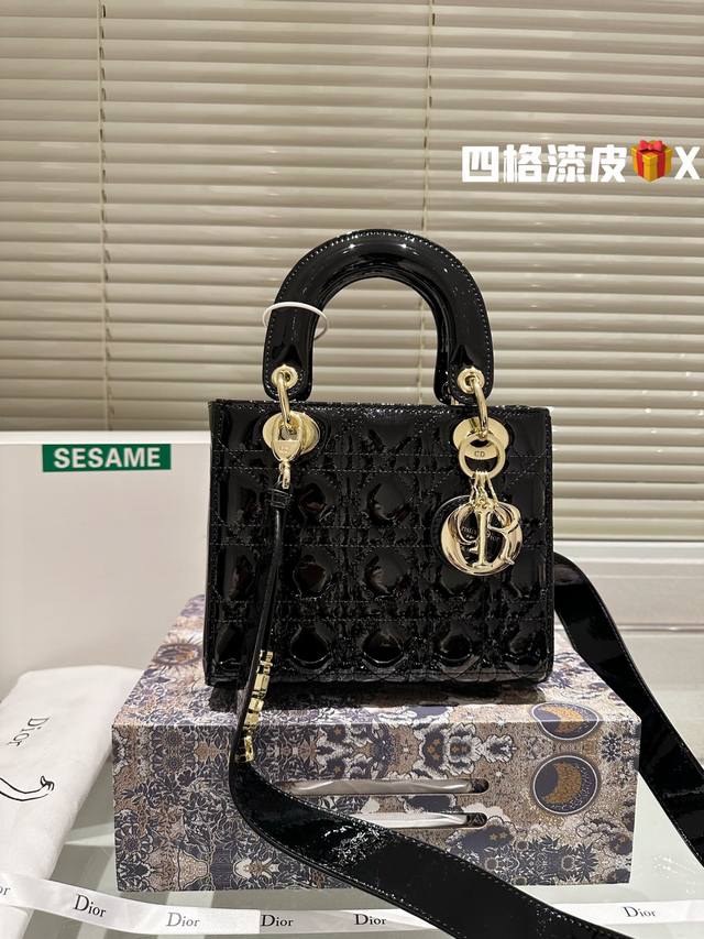 四格 三格 配折叠礼盒飞机盒 尺寸 Size: 20Cm 17Cm 高品版 升级出货 Dior 戴妃漆皮款 更加加分