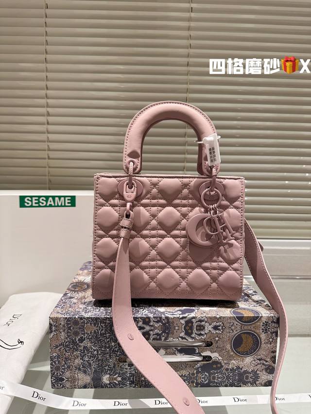 四格 三格 配折叠礼盒飞机盒 尺寸 Size: 20Cm 17Cm 高品版 升级出货 Dior 戴妃磨砂款 更加加分