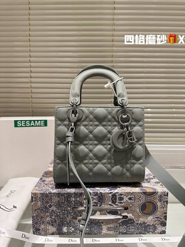 四格 三格 配折叠礼盒飞机盒 尺寸 Size: 20Cm 17Cm 高品版 升级出货 Dior 戴妃磨砂款 更加加分