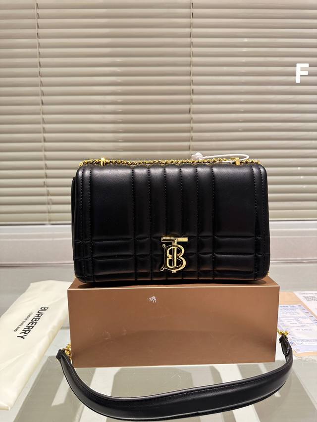 小羊皮绗缝tb Box 博柏利 Burberry爆款 Tb金属扣box翻盖斜挎包优质手感超级好 原版五金 超级大牌 以华丽高贵的外形成为当下最炙手可热之作人手