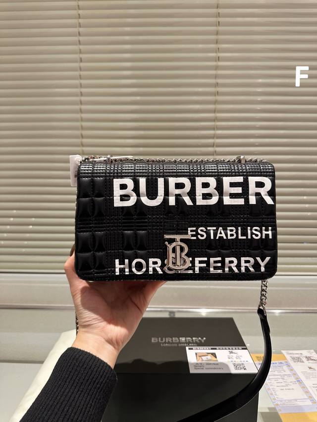 小羊皮绗缝tb Box 博柏利 Burberry爆款 Tb金属扣box翻盖斜挎包优质手感超级好 原版五金 超级大牌 以华丽高贵的外形成为当下最炙手可热之作人手