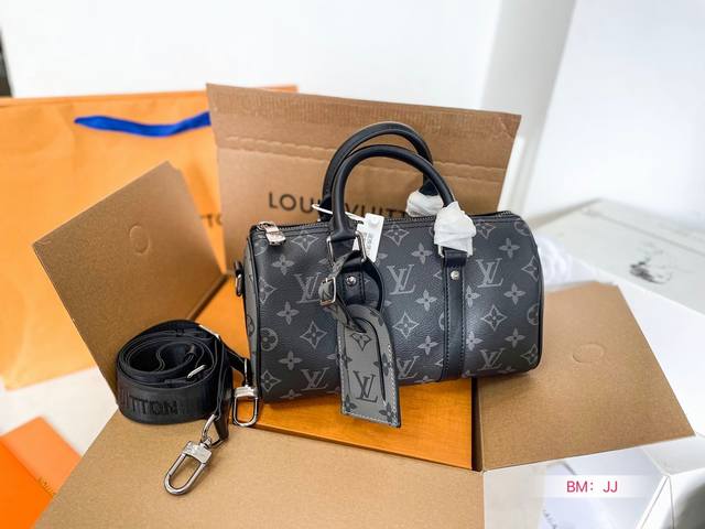 配折叠礼盒 Lv X Nigo Keepall 枕头包 手袋是一款理想的都市手袋 标志性的造型与经典的 Monogram 帆布 加之多种携带方式和奢华的天然牛皮