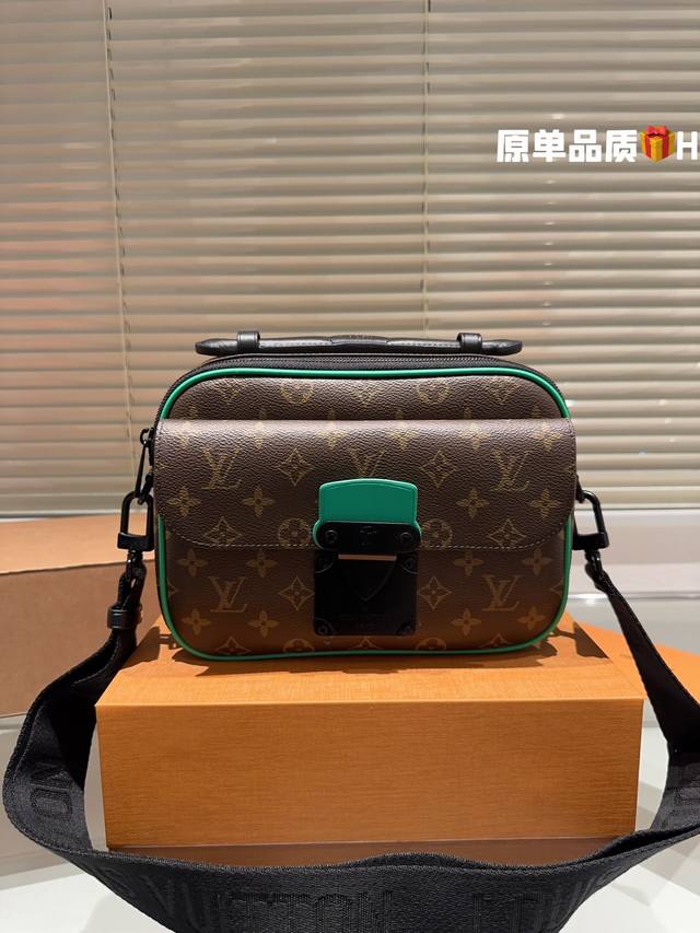 牛皮 I Louis Vuitton S Lock Sling 牛皮 经典老花压纹 帅气轻便 实用男包推荐 潮男必入款的卜v S-Lock邮差包 尺寸25 17