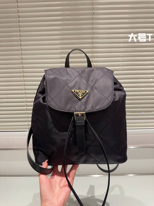 Prada洋气单品 双肩包 这个系列将是prada接下来一整季的主打款式 Prada 手袋的曲线型设计分外醒目 当手包很优雅 时尚百搭 打麻将逛街也很轻便哦 尺