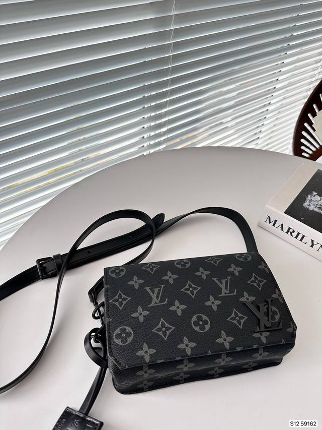 Lv Trunk 相机包 23Ss新品 小小的很实用 手机 钱包 烟盒 都ok 送男朋友的小姐姐们可以安排了 尺寸 20 14 货号59162