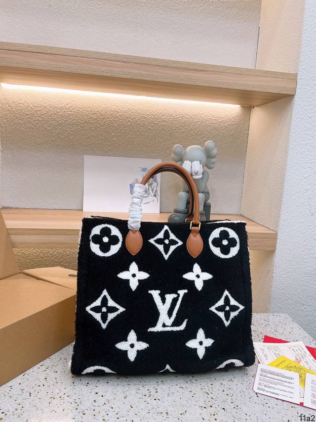 Lv 秋冬新品 最新尺寸 Onthego 羊羔毛手袋 Teddy 系列 毛茸茸的真是太可了 工作 购物或周末出游 拎起 Onthego 手袋即刻出发 超大号 M