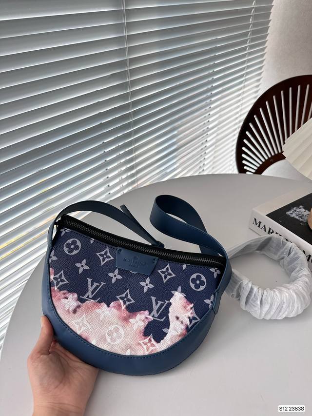 Lv Moon Crossbody 手袋以 Monogram Eclipse 涂层帆布搭配皮革饰边和肩带 考究俊逸气息不言而喻 半月形轮廓方便前后斜挎 可轻松收