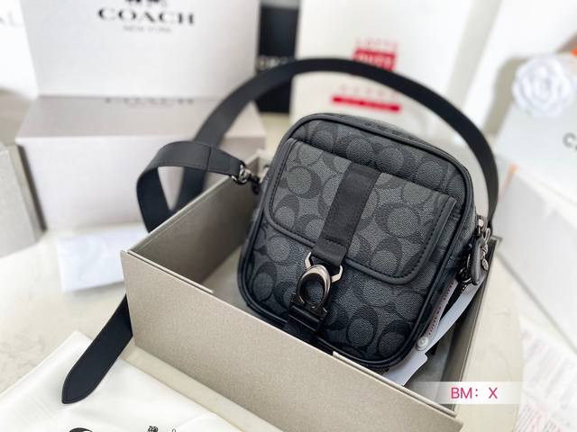 配折叠礼盒 Coach 蔻驰 Camera Bag 相机包 出货 专柜最新单肩斜挎包 专柜同步 最新款 超级实用的款式 多用款超级大牌 内衬logo时尚百搭款式