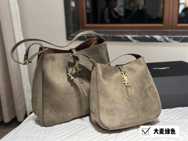 配盒 Size 34*31Cm 大号 26*24Cm 小号 谁还没拥有 Ysl Soft Hobo 大爱这款包呀 实用性超强的 大包就选它啦 牛皮的手感太ok