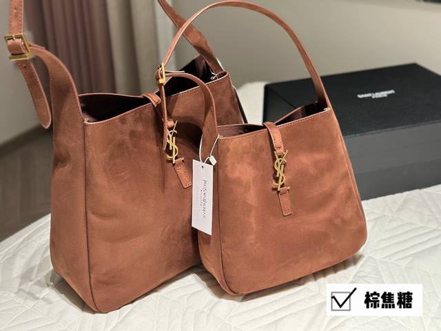 配盒 Size 34*31Cm 大号 26*24Cm 小号 谁还没拥有 Ysl Soft Hobo 大爱这款包呀 实用性超强的 大包就选它啦 牛皮的手感太ok