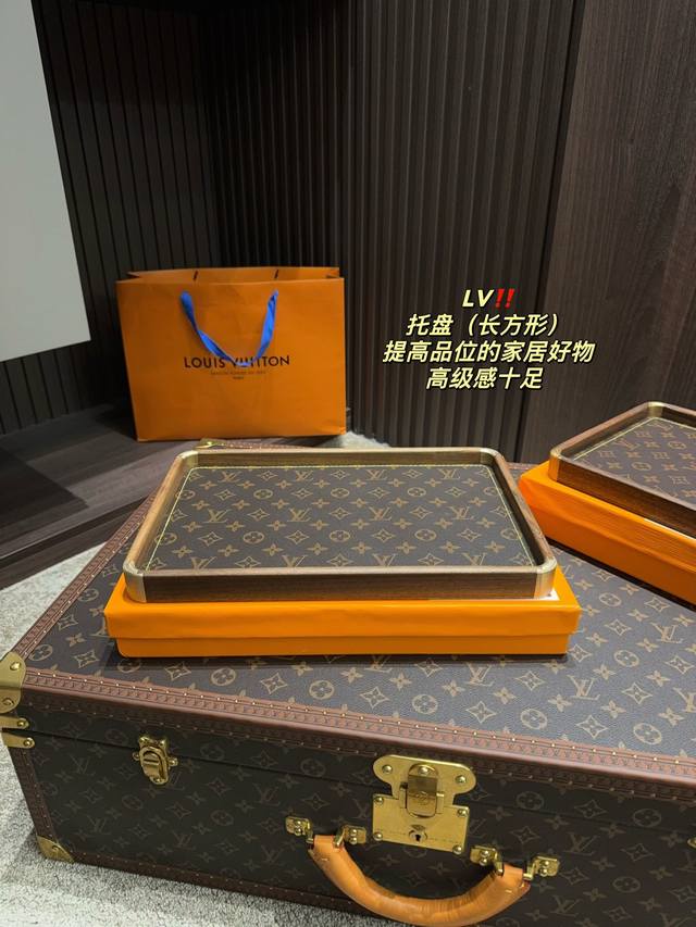 配盒尺寸35 23 Lv 托盘 长方形 Lv老花的经典 今年出了托盘 质感没的说 当物件摆设也是相当别致 可以当礼物 送朋友 送亲人 特别有面子