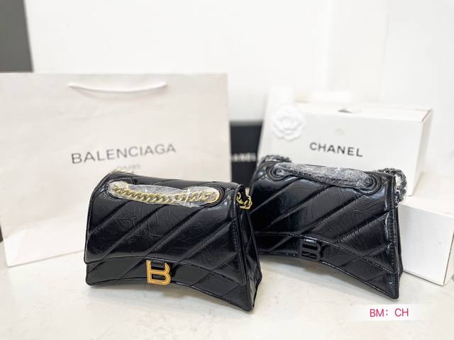 配折叠礼盒 Balenciaga巴黎世家crush 沙漏包 搭配粗狂的金属滑链肩带 随意切换单肩斜挎背法 随性大气风格迎面扑来 尺寸 25*17