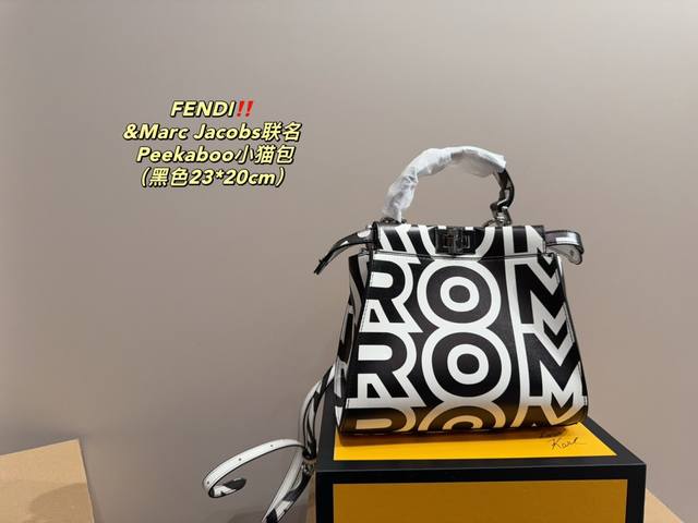 配盒尺寸23 20 芬迪fendi Marc Jacobs联名 Peekaboo小猫包 经典包型 时尚感爆棚 高级感满满 任何搭配都可轻松驾驭