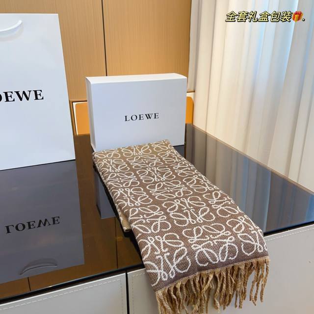 配礼盒包装 Loewe 罗意威 女士围巾披肩 百搭神器 绝对性价比 百搭时尚好款式 独家爆炸发售 这个围巾 送朋友 送妹子 送闺蜜 送妈妈 真的是独一无二的选择