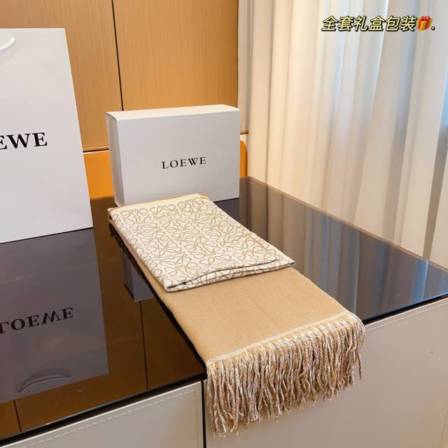 配礼盒包装 Loewe 罗意威 女士围巾披肩 百搭神器 绝对性价比 百搭时尚好款式 独家爆炸发售 这个围巾 送朋友 送妹子 送闺蜜 送妈妈 真的是独一无二的选择